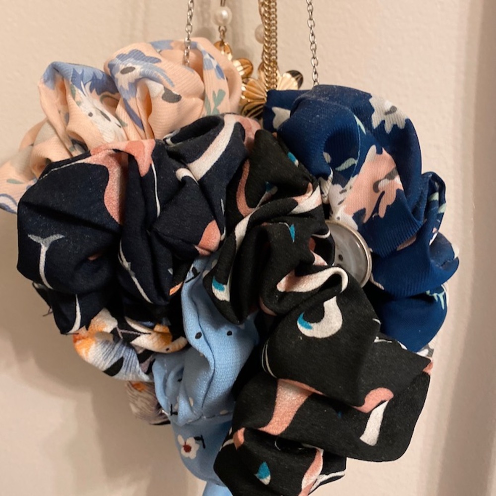 Bundle of scrunchies (6 total).